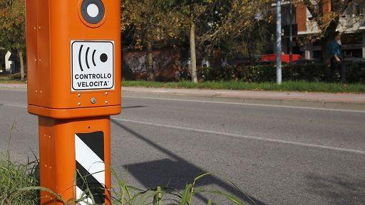 Autovelox, svolta dalla mezzanotte: 2.856 dispositivi restano accesi, 1.204 verranno spenti