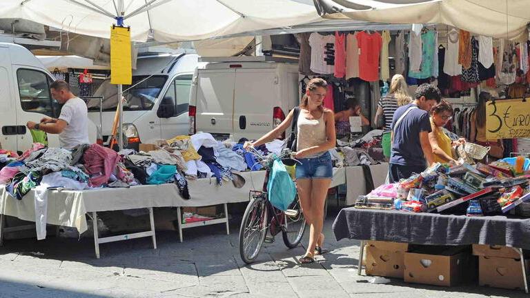 Il mercato in piazza Duomo (foto d'archivio)