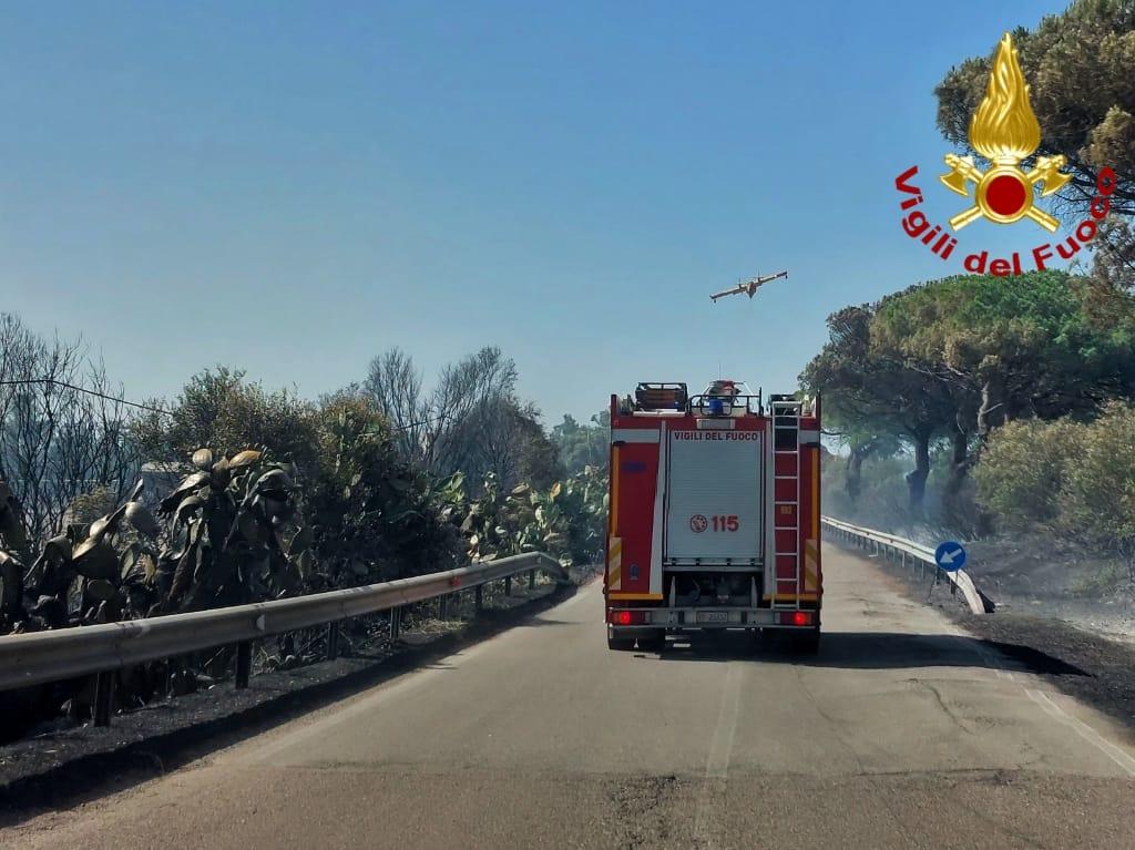 Inferno di fuoco, chiusa la Statale 131 per il troppo fumo