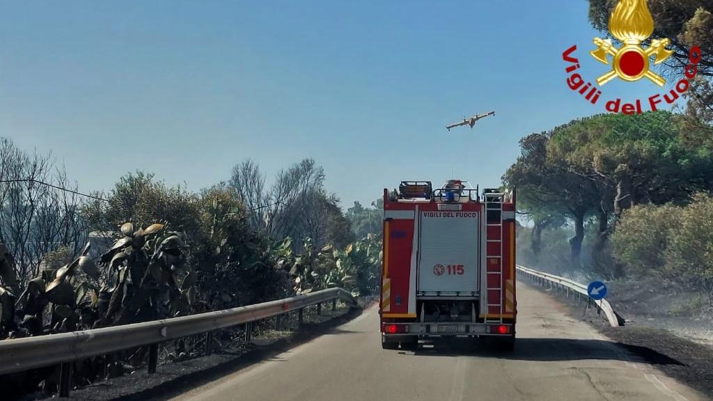 Inferno di fuoco, chiusa la Statale 131 per il troppo fumo