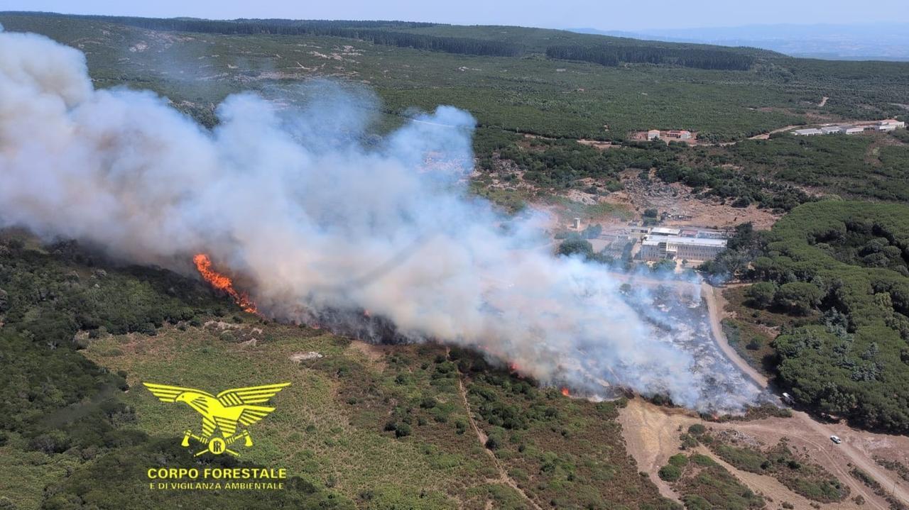 Emergenza incendi, Sardegna tagliata in due: chiusa al traffico la 131 nell’Oristanese – Gli aggiornamenti