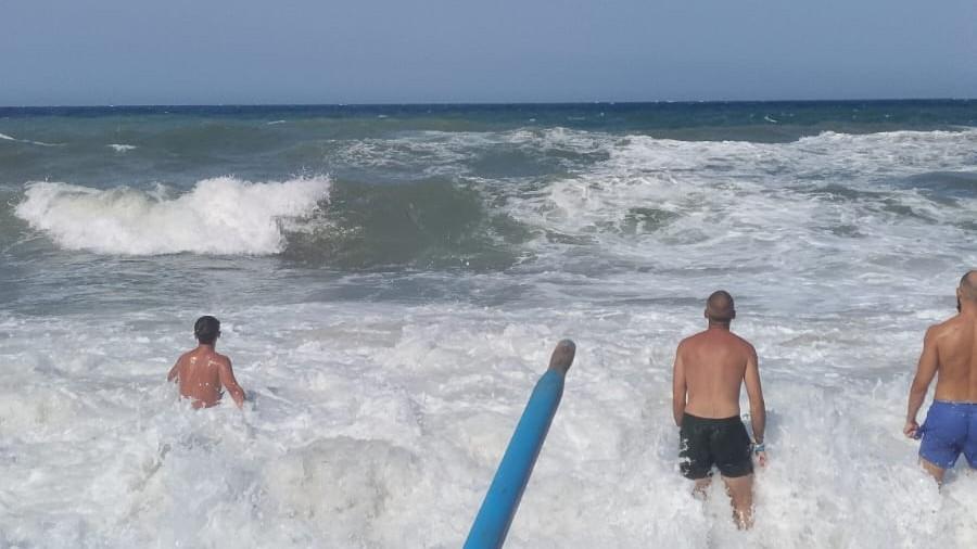 Porto Torres, due ragazzi in difficoltà tra le onde: doppio salvataggio