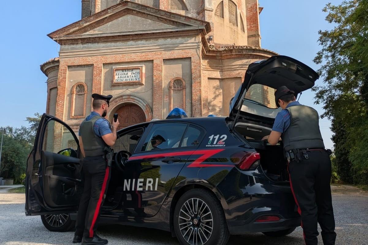 Argenta, scappa per evitare un controllo e si scaglia contro i carabinieri: arrestato un 42enne