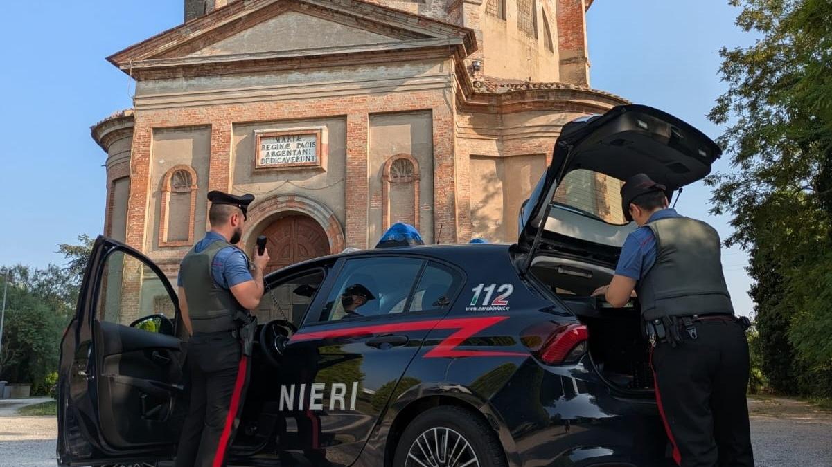 Argenta, scappa per evitare un controllo e si scaglia contro i carabinieri: arrestato un 42enne