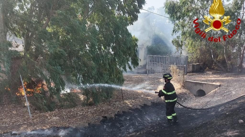 Riaperta la statale 131 chiusa per incendi: ecco dove