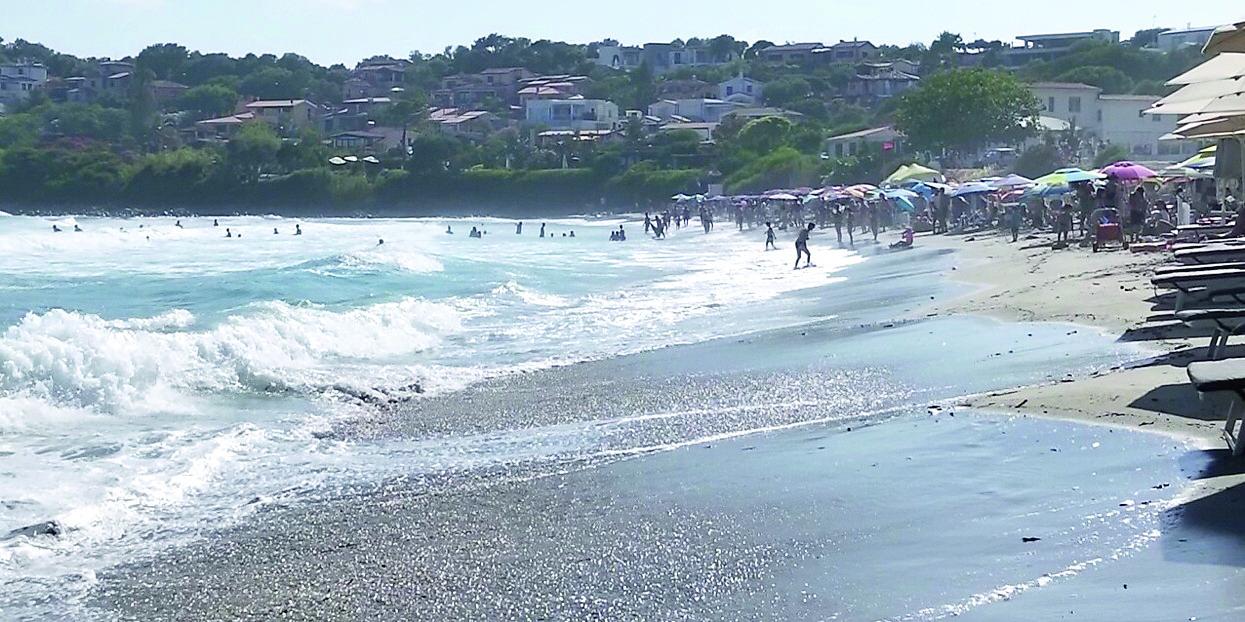 Si tuffano nonstante la bandiera rossa e il mare in tempesta, i bagnini salvano dieci persone