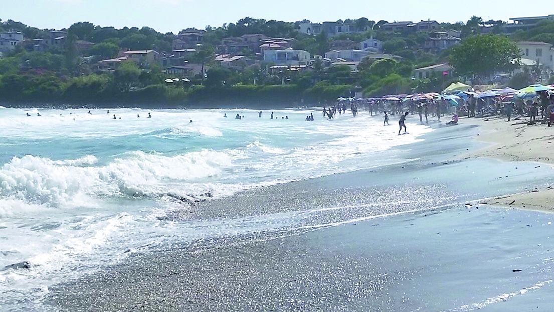 Si tuffano nonostante la bandiera rossa e il mare in tempesta, i bagnini salvano dieci persone