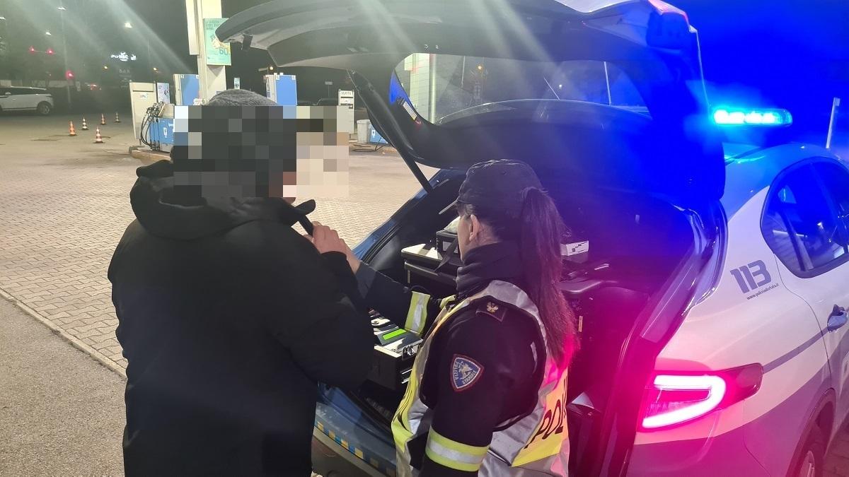 È ai domiciliari ma la polizia lo trova mentre cammina in tangenziale con due taniche di benzina
