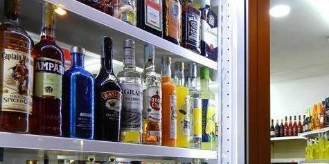 Al via la stretta sugli alcolici... freschi: solo birre calde nei negozi. E scatta il divieto di fumo