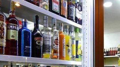 Al via la stretta sugli alcolici... freschi: solo birre calde nei negozi. E scatta il divieto di fumo