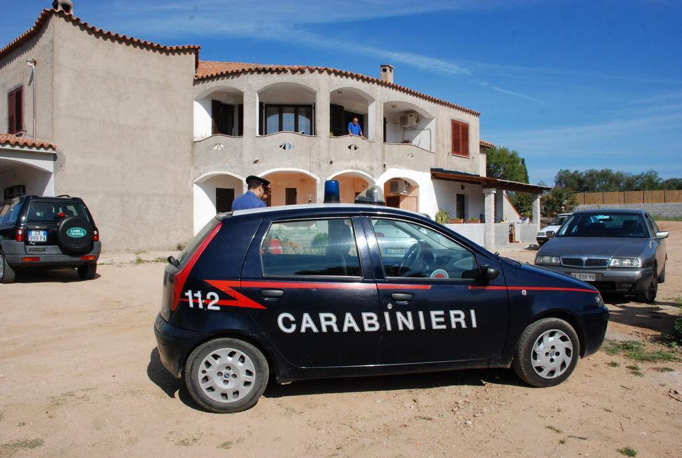 Ruba le valigie a una coppia di turisti, famiglia arrestata 