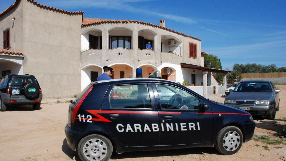 Ruba le valigie a una coppia di turisti, famiglia arrestata