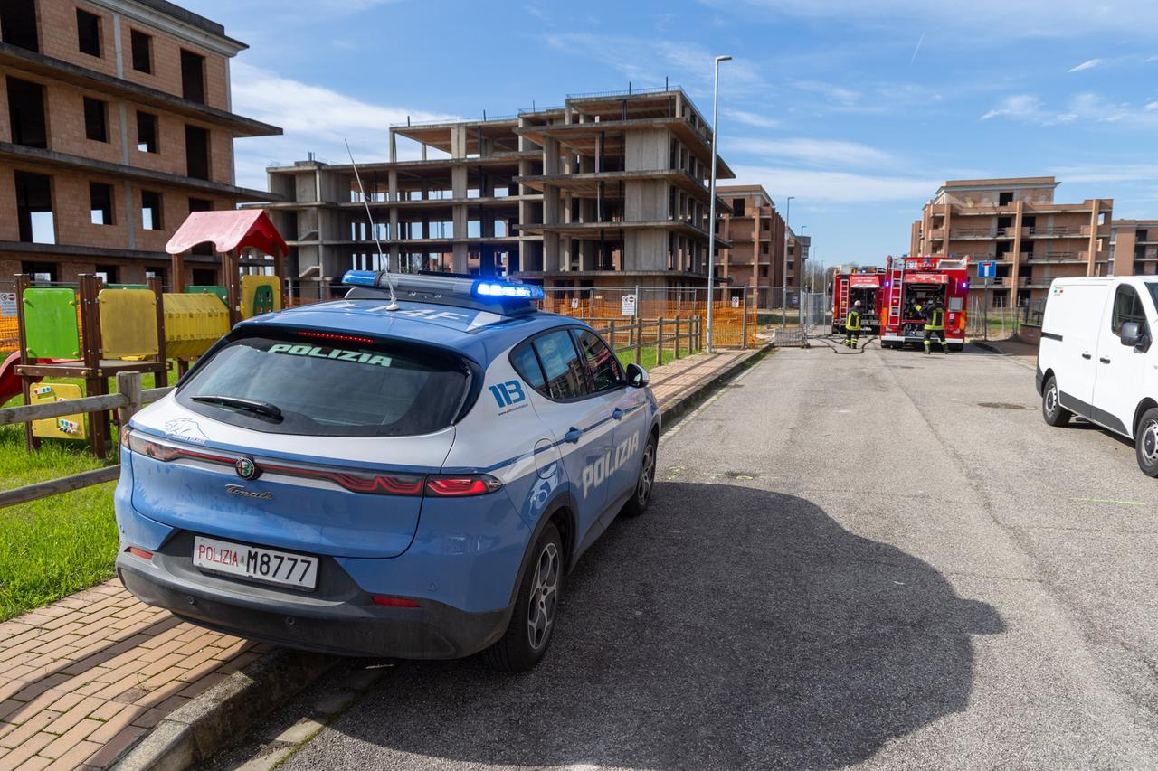 Ferrara, aizza i suoi cani contro i passanti: quattro persone prese a morsi