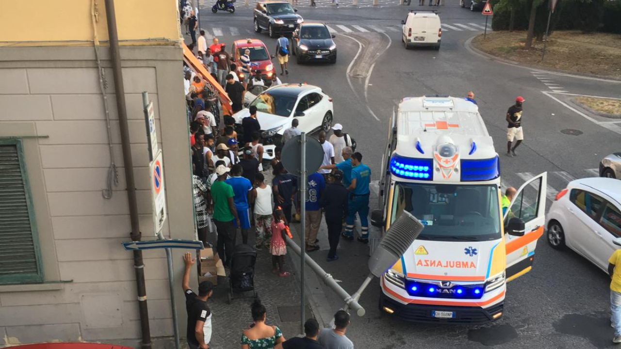 Pontedera, auto sbanda e travolge un palo che colpisce un passante: ci sono quattro feriti
