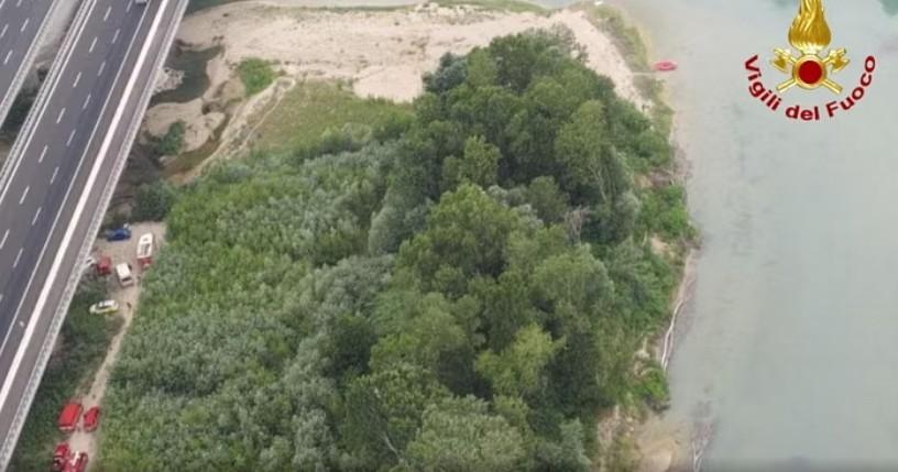 Si tuffa nel fiume per salvare il figlio di 5 anni trascinato dalla corrente, muore davanti alla moglie