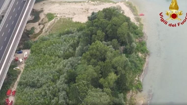 Si tuffa nel fiume per salvare il figlio di 5 anni trascinato dalla corrente, muore davanti alla moglie
