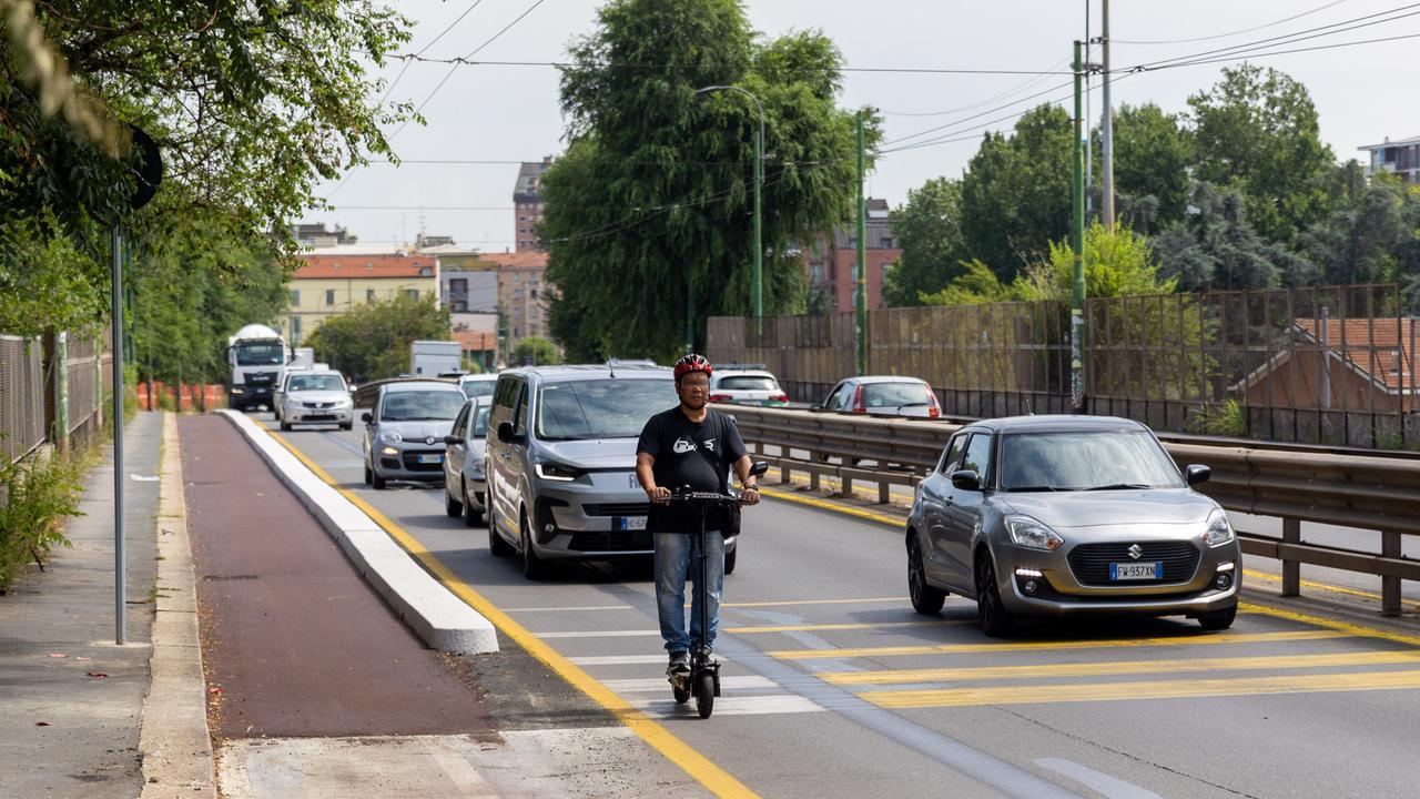 Monopattini elettrici, assicurazione obbligatoria dal 16 luglio: costi, multe e regole
