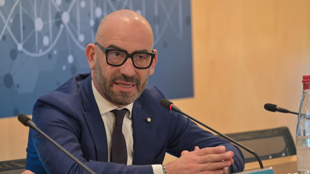 Bassetti: «Basta negazionisti e imprudenti, oggi di caldo estremo si muore»