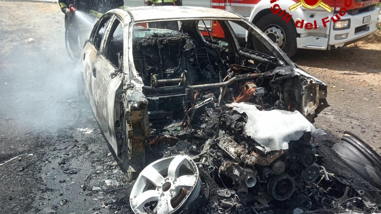 Auto in fiamme durante la marcia, il rogo si estende alla vegetazione