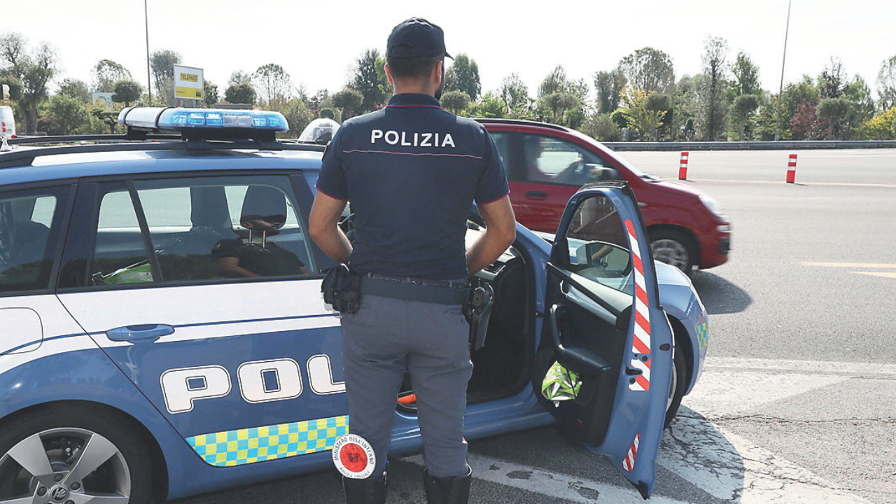 Una pattuglia della Polizia stradale a un posto di controllo in prossimità di un casello (foto archivio)<br />
