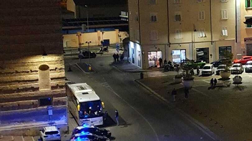 Livorno, vetri rotti e lancio di oggetti: altra notte di caos in Venezia<br>
