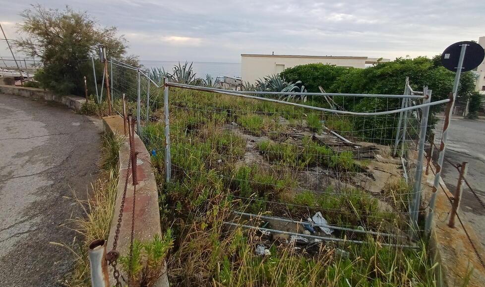 Livorno, terrazza-degrado per arrivare al moletto di Antignano: è così da anni