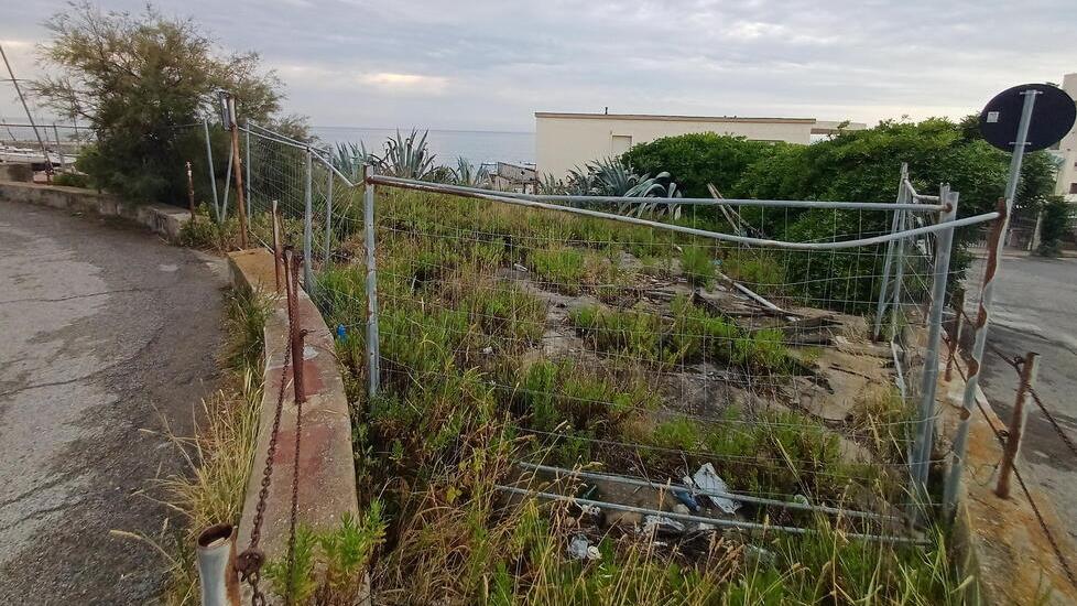 Livorno, terrazza-degrado per arrivare al moletto di Antignano: è così da anni