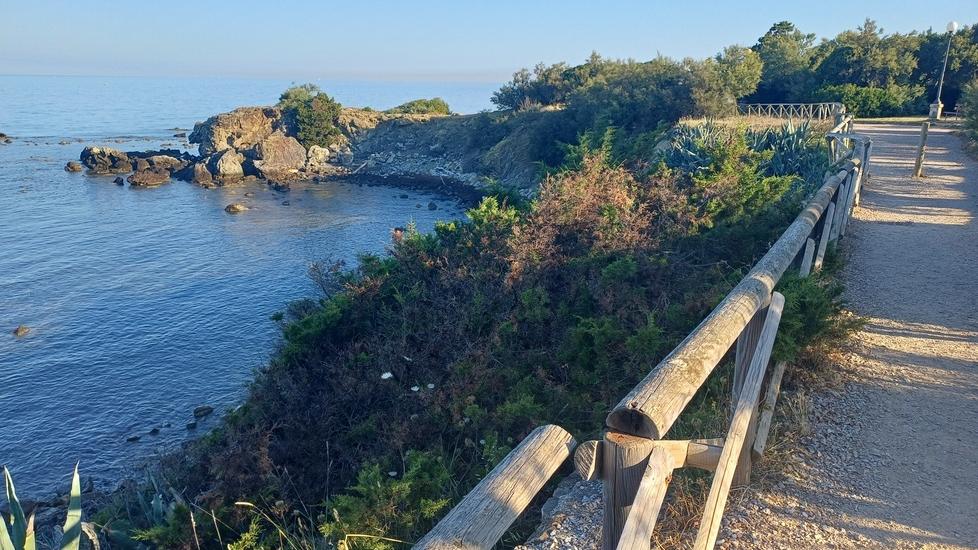 Livorno: corrimano degradati tra bulloni arrugginiti e assi staccate<br>