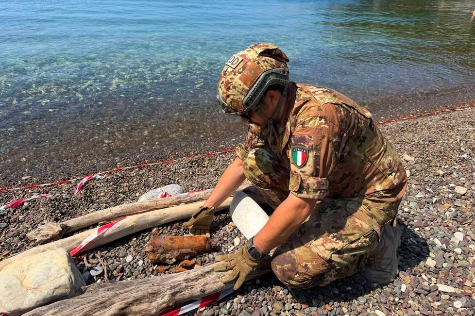 Elba, sulla spiaggia affollata di Nisporto spunta un vecchio ordigno bellico: così l’intervento