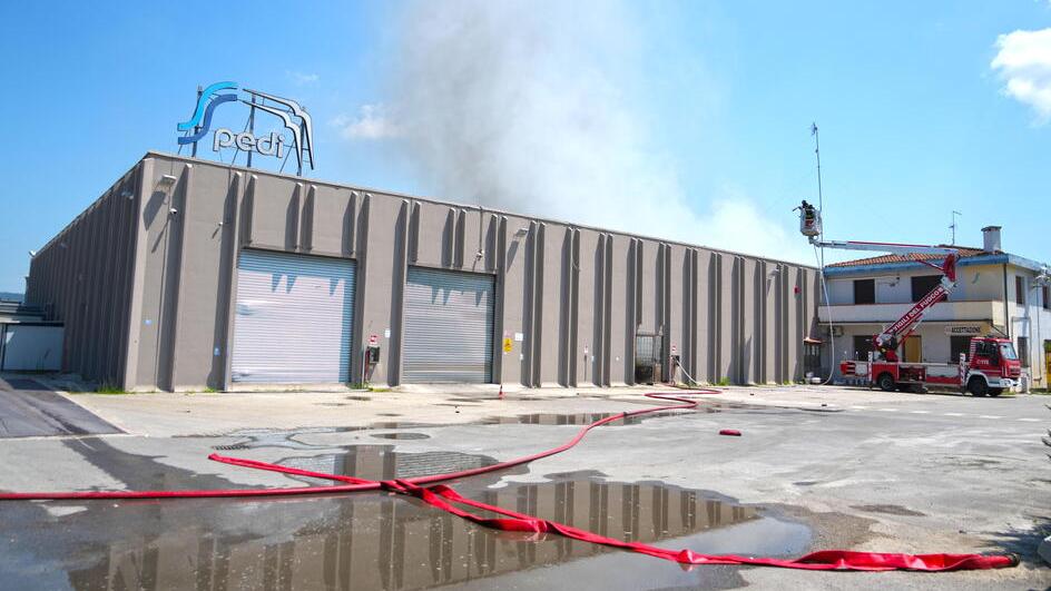 L'incendio alla Spedi (foto Stick)