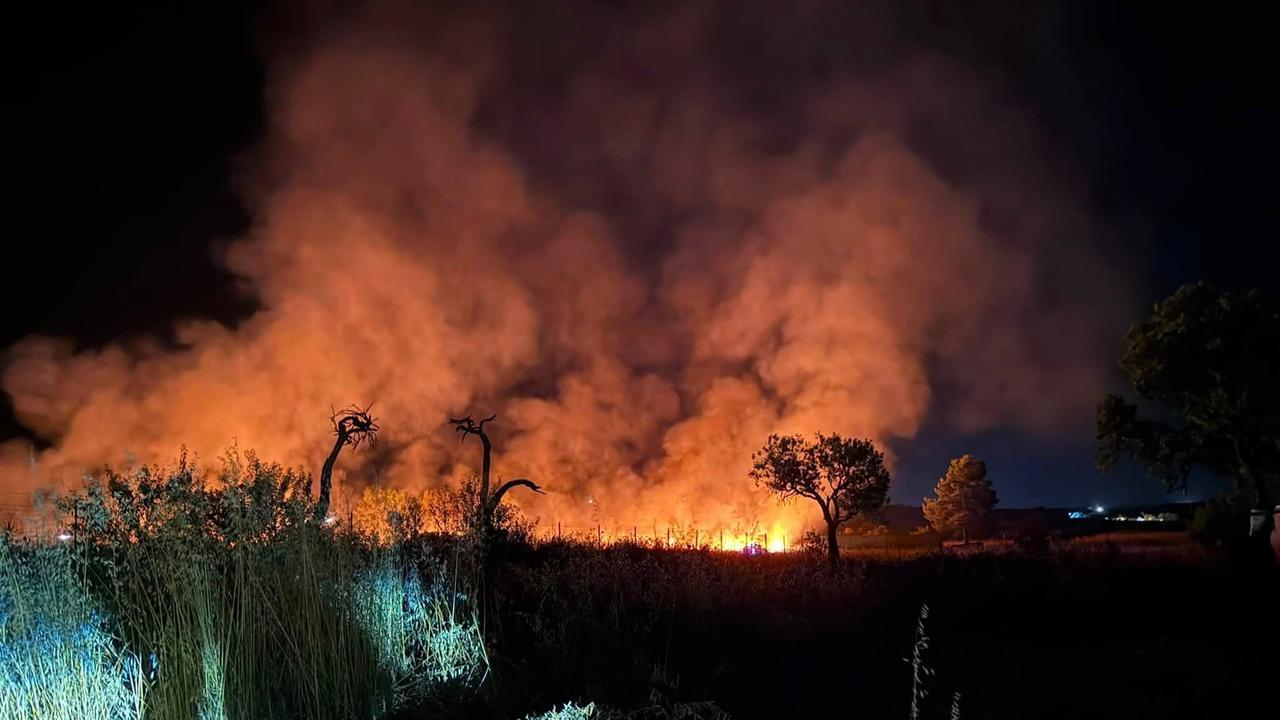 Vasto incendio tra le case, fiamme domate dopo quattro ore: si contano i danni