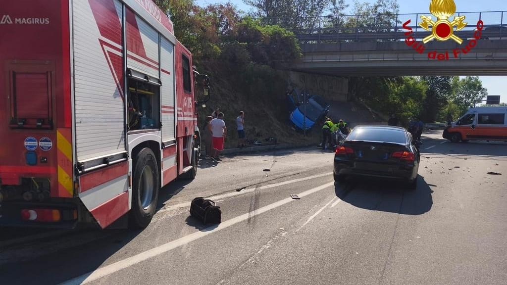 Frontale sulla Pedemontana: un’auto finisce sul terrapieno del cavalcavia, due feriti