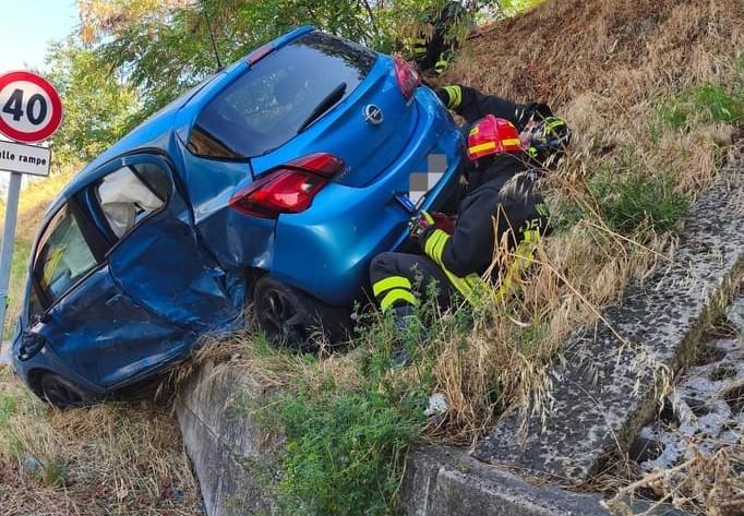 Frontale sulla Pedemontana: un’auto finisce sul terrapieno del cavalcavia, quattro feriti