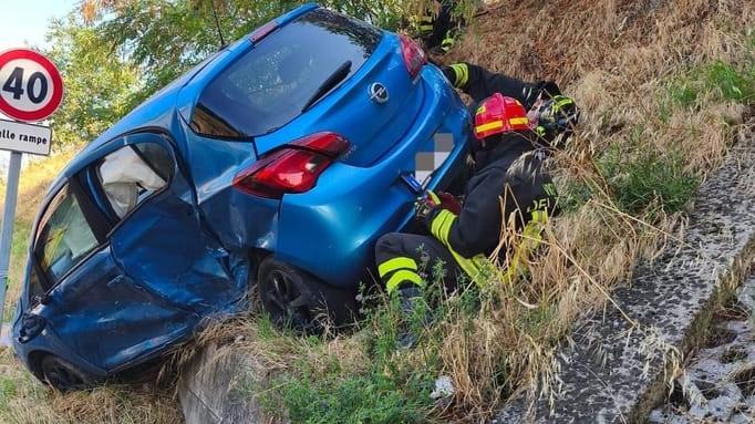 Frontale sulla Pedemontana: un’auto finisce sul terrapieno del cavalcavia, quattro feriti