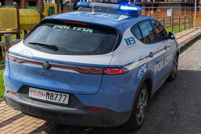 Ferrara, aizza i suoi cani contro i passanti: quattro persone prese a morsi