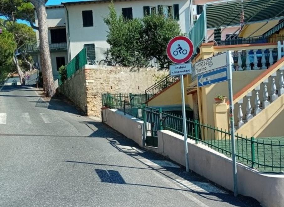 Castiglioncello, via Torino vietata agli scooter: scattano le sanzioni dei vigili<br>
