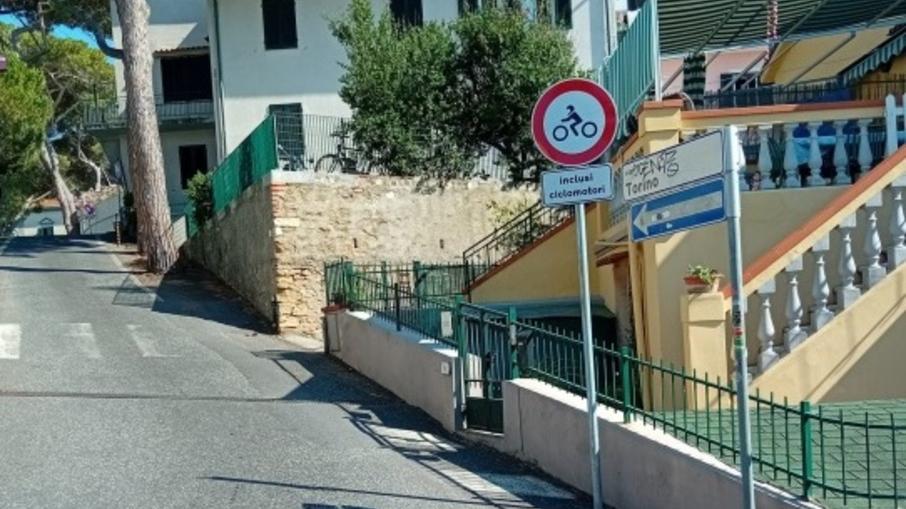 Castiglioncello, via Torino vietata agli scooter: scattano le sanzioni dei vigili<br>