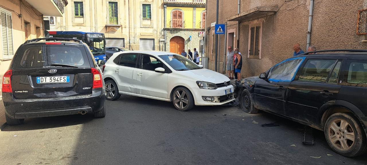 Scontro all’incrocio, tre auto coinvolte: traffico paralizzato