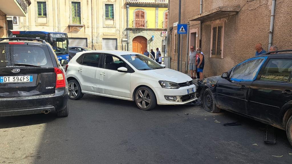 Scontro all’incrocio, tre auto coinvolte: traffico paralizzato