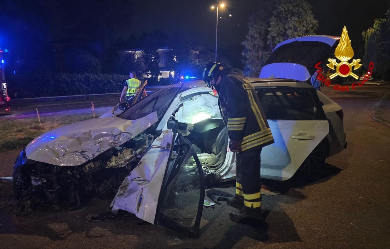 Violento incidente nella notte in via Alvaro: tre feriti e l’auto distrutta