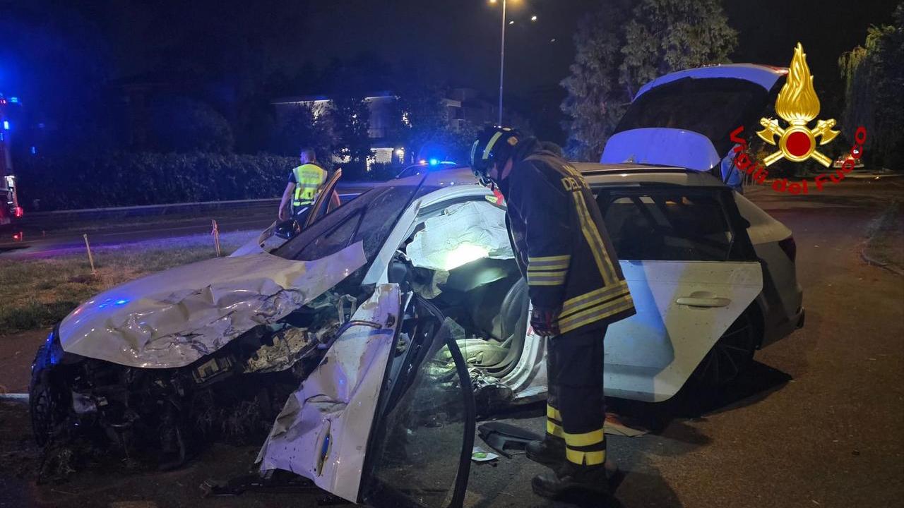Violento incidente nella notte in via Alvaro: tre feriti e l’auto distrutta