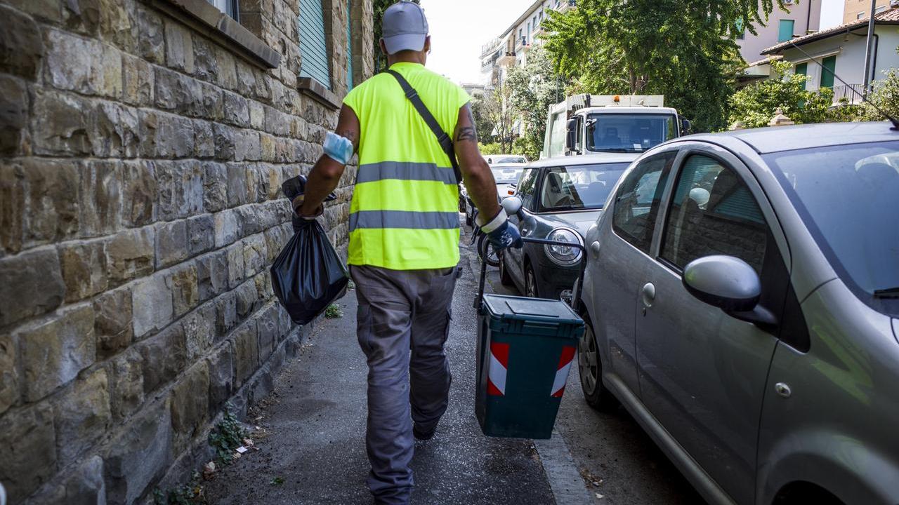 Livorno, aumenta ancora la tassa sui rifiuti: di quanto sarà l'incremento medio