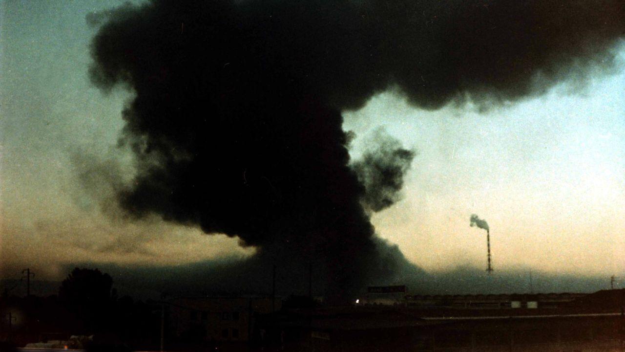 Una foto d’archivio della nube nera che coprì la provincia dopo l’esplosione