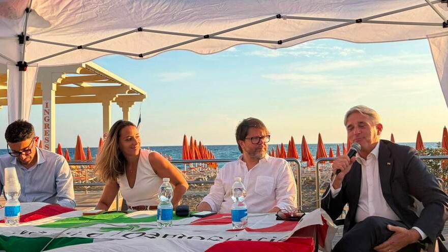 Da sx l’assessore regionale Filippo Boni, la responsabile infrastrutture della Federazione Pd Giulia Guarnieri, il consigliere regionale Alessandro Franchi e il parlamentare Pd Marco Simiani