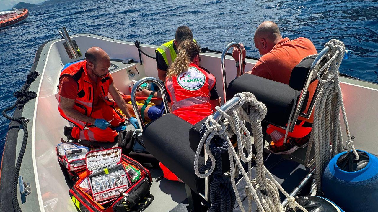 Un momento delle operazioni di soccorso del ventenne di Montelupo in mare da parte della Pubblica assistenza (Foto della Guardia costiera)