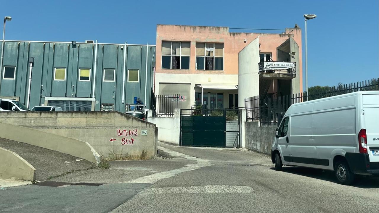 La titolare della palestra gli nega l’iscrizione al corso di danza, lui le spara e poi si uccide
