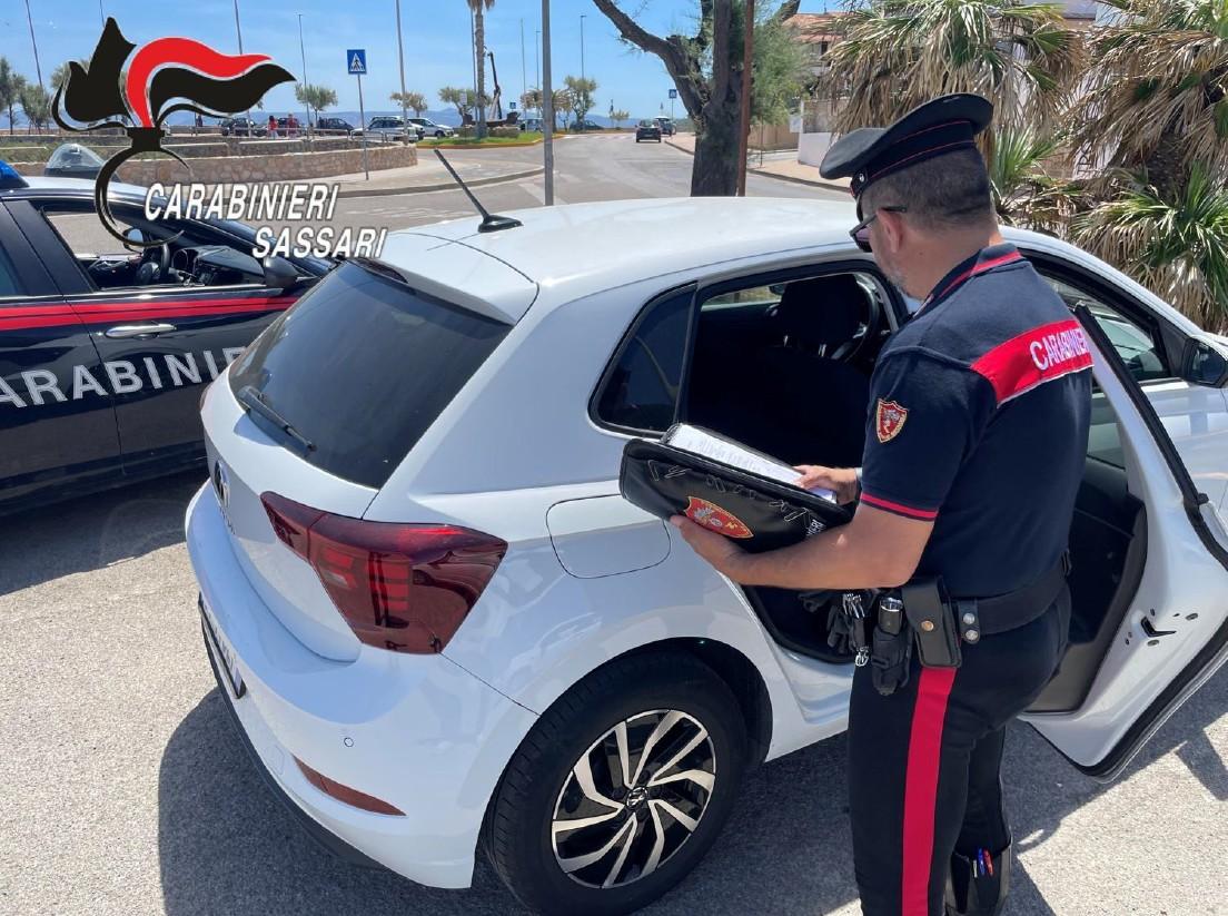 Porto Torres, ruba dentro un’auto e tenta la fuga con coltello e arnesi da scasso: arrestato