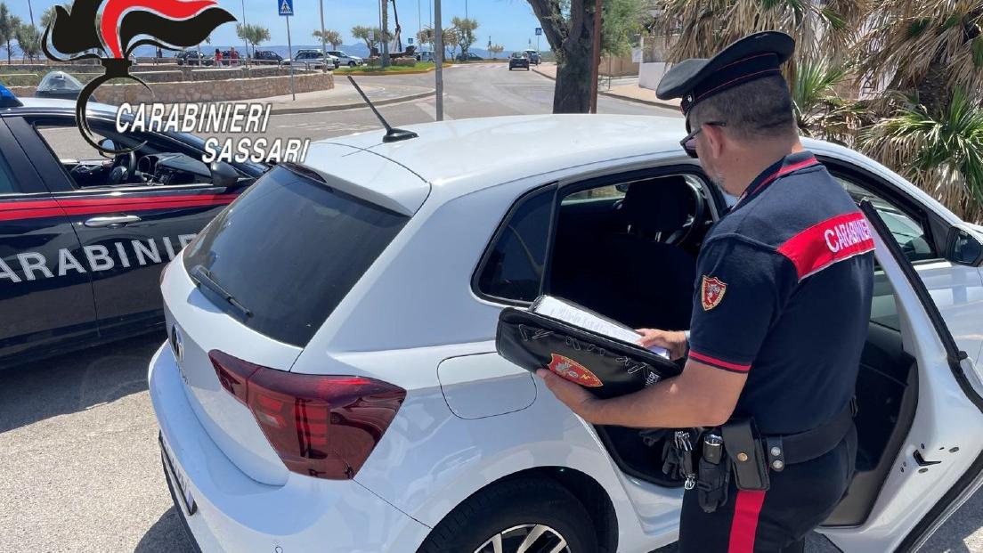 Porto Torres, ruba dentro un’auto e tenta la fuga con coltello e arnesi da scasso: arrestato