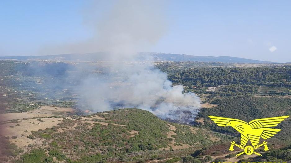 Fiamme a Cabras e Bosa, in azione gli elicotteri del Corpo forestale