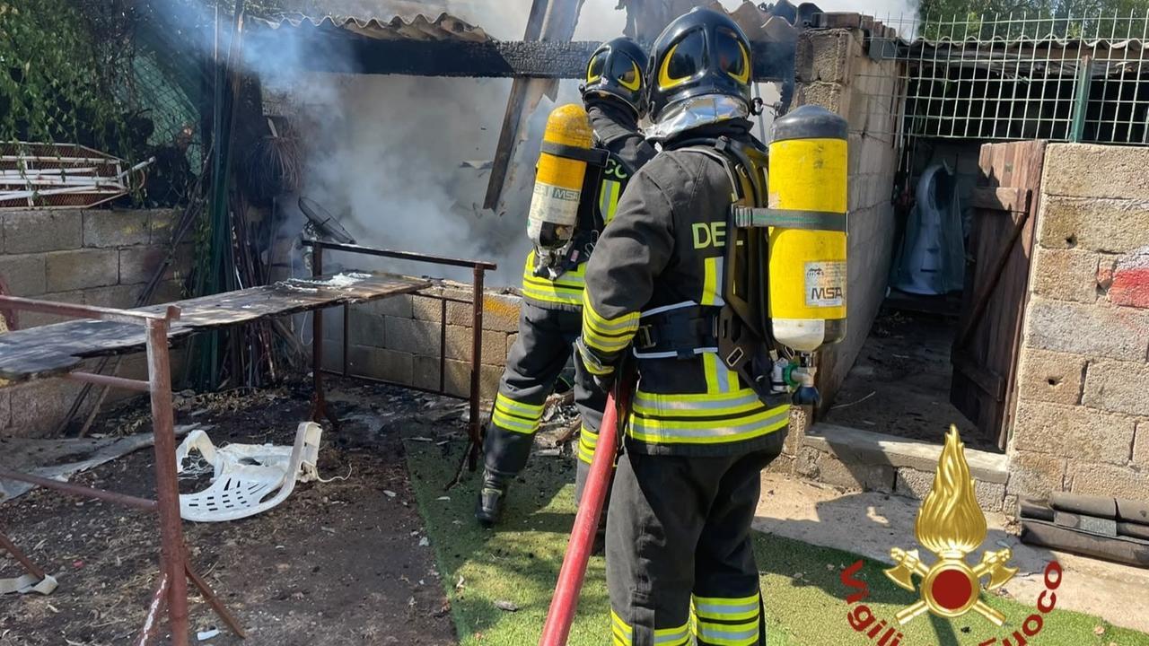Olbia, incendio in periferia: distrutto un deposito attrezzi